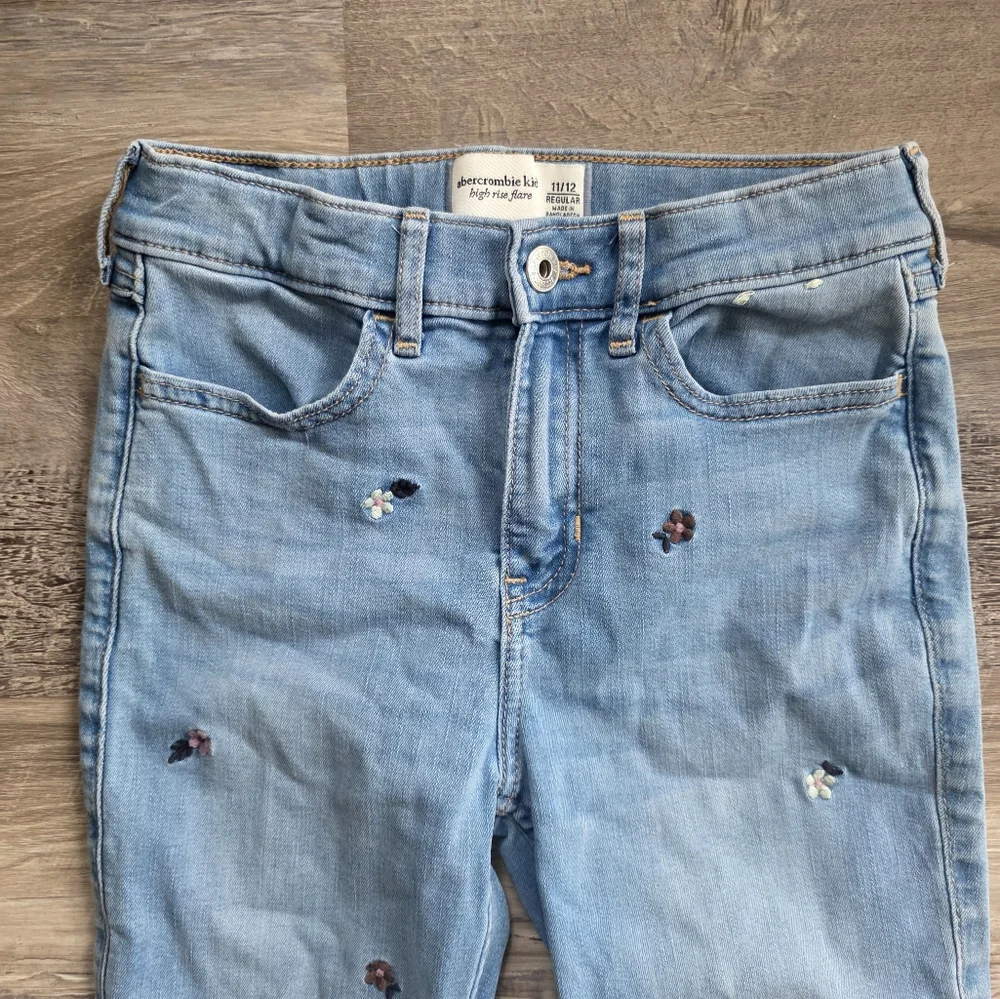 abercrombie kids High Rise Flare Jeans with Embroidered Flowers Size 11/12 R
